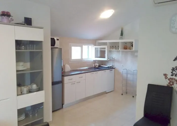 With Parking Space Milna, Brac - 11088 شقة